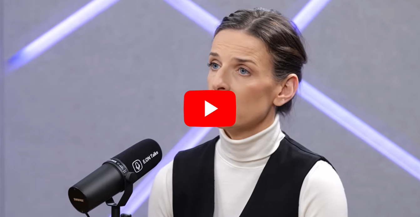 Karolina Opielewicz z KIG udzielająca wywiadu przy mikrofonie. Rozmowa o ESG